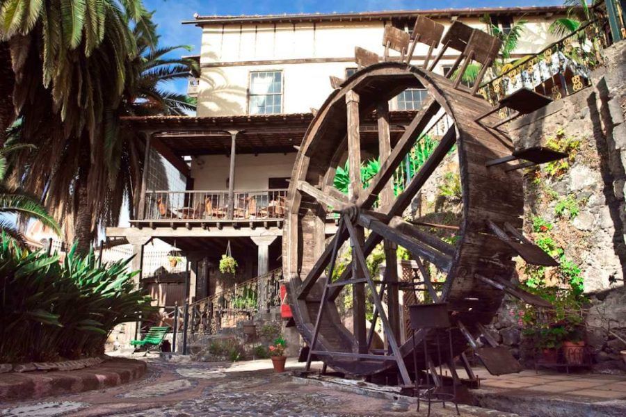 Foto del molino del Palacio Lercaro. Foto del patio del Palacio Lercaro. Representa la importancia del agua en Canarias.