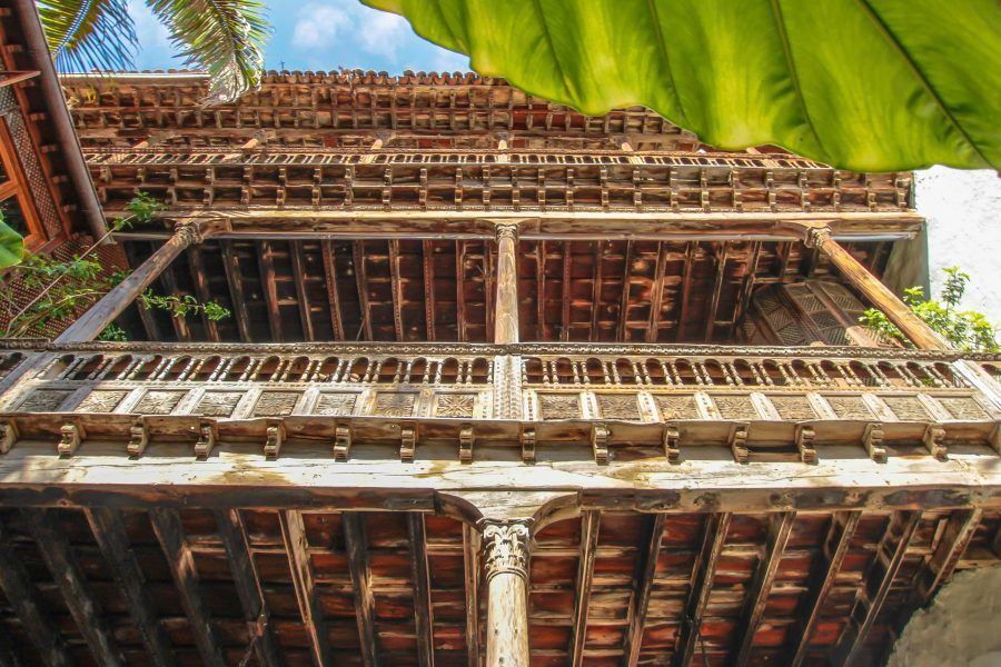 Balcones de madera artesanales, con intricadas decoraciones.