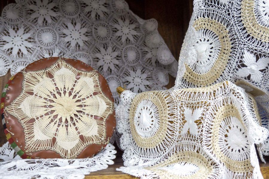 Piezas de la roseta junto al pique, elemento que se utiliza para crearlo. Artesanía canaria.