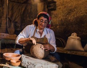 La mujer en la artesanía canaria: alfarera
