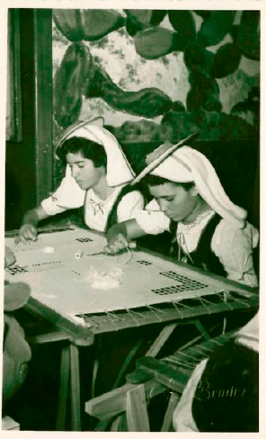 La mujer en la artesanía: Mujeres calando