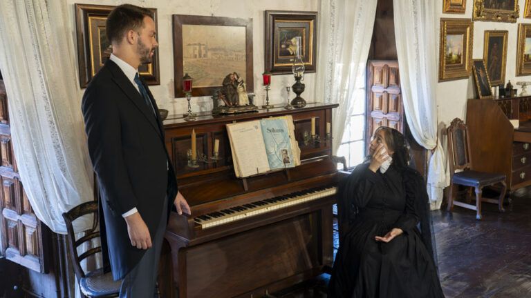 Tradición canaria: día de finados. Personas vestidas de luto