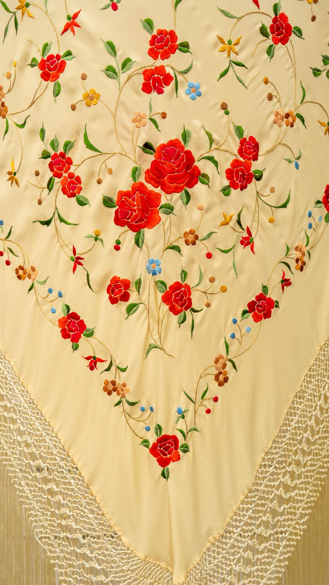 Mantón de Manila en beige con bordado en tonos vivos